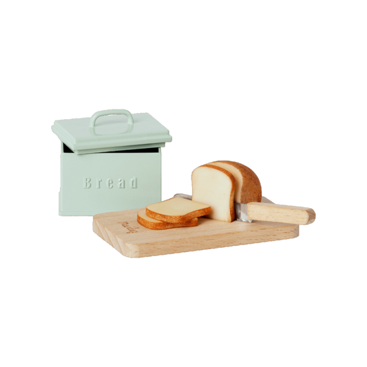 Bread box w. utensils
