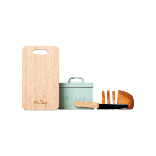 Bread box w. utensils