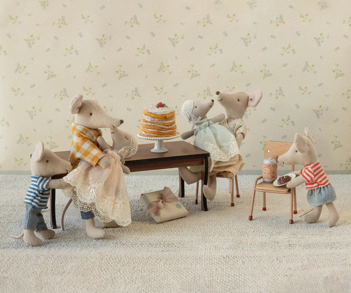 Baby mouse in gown, Mint