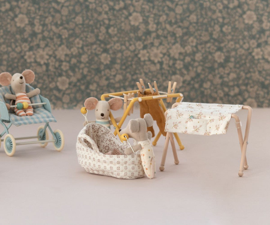 Nursery Table, Baby mouse, Rose