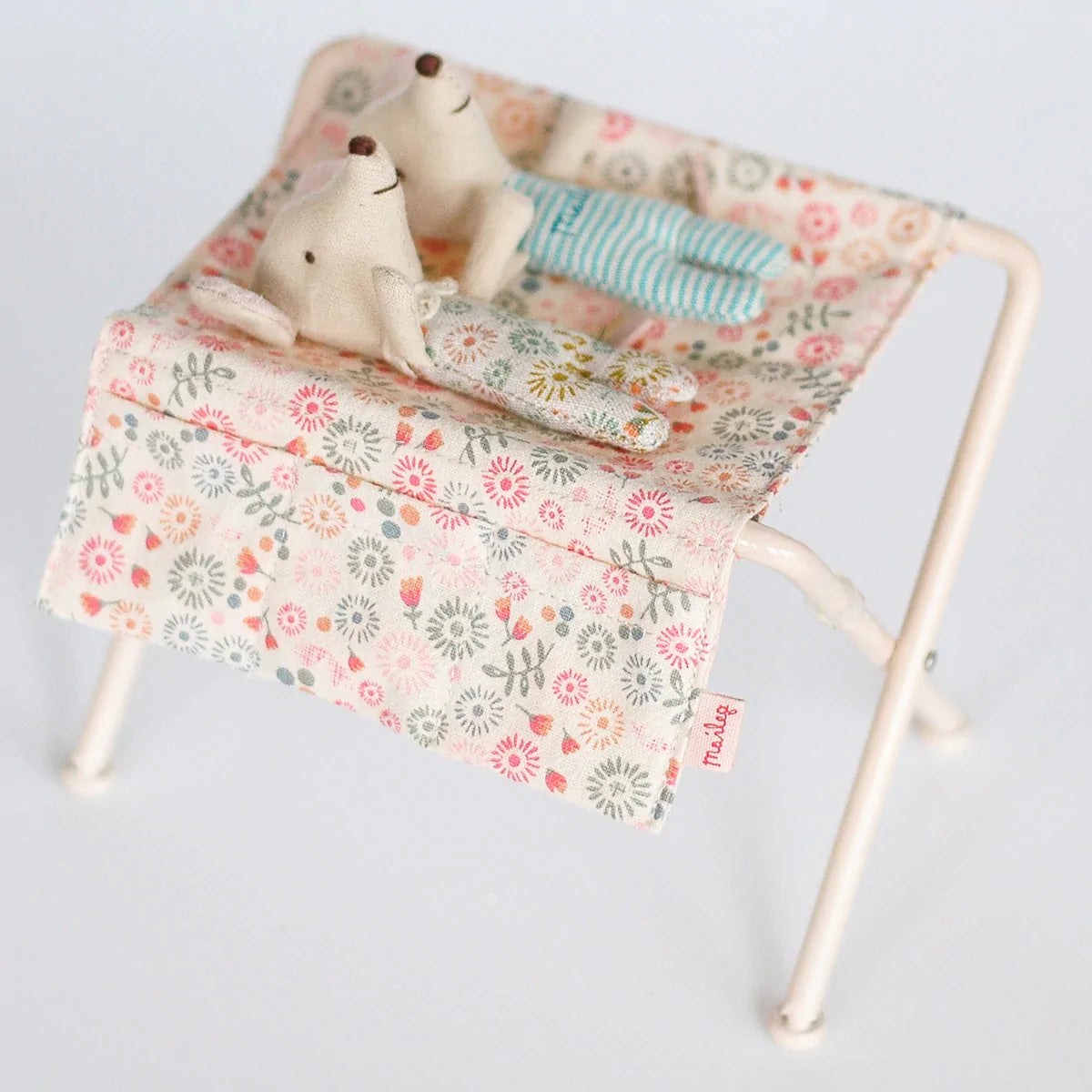 Miniature nursery table, Micro